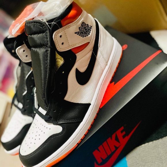 AJ1 RETRO OG - Picture 2 of 4